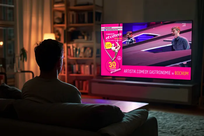 Fernseher mit L-förmigem Werbebanner im laufenden Programm